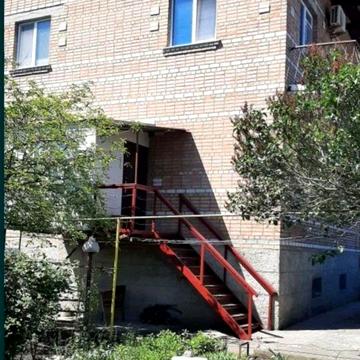 Продам великий будинок 2-х поверховий.