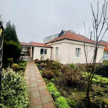 Цегляний будинок в місті  з 6 сотками землі