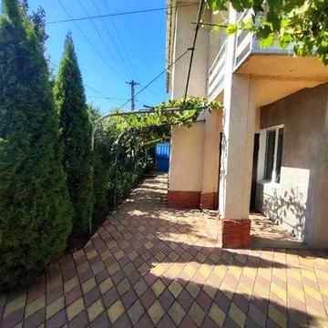 Дом - 2 этажа  с гаражем и участком. на Боровского. Тихая улица. Торг