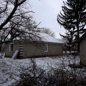 Будинок з прилеглою  територією