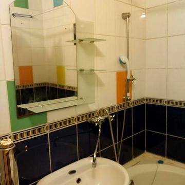 Сади-2.  Є Коновальця . 1-кім біля "Паровоза"