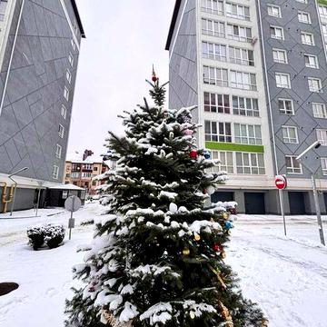 ПРОДАЖ Трикімнатна квартира з кухнею студією поруч парку