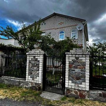 Продаж житлового будинку з меблями