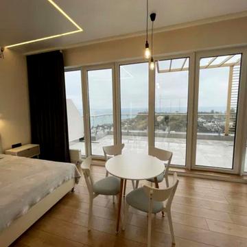 1-кімнатна квартира з великою терасою та прямим видом на море