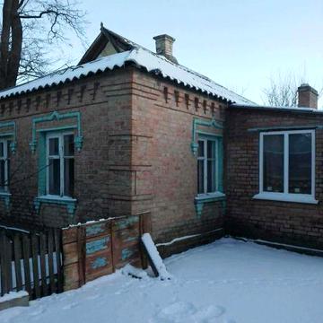 Будинок з великим подвірʼям і городом