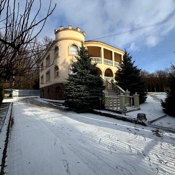 Продаж будинку біля лісу з видом на місто