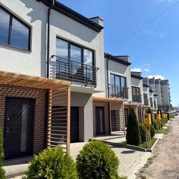 Котедж з гаражем. Збудований. Є право власності .