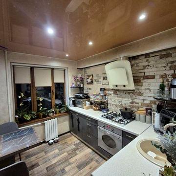 Продам двокімнатну квартиру з ремонтом! Центр, вул. Шкільна