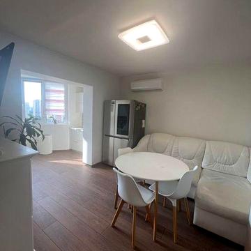 Євротрикімнатна квартира. Драгоманова вул., 12-А. Два с/в. Метро 4 хв