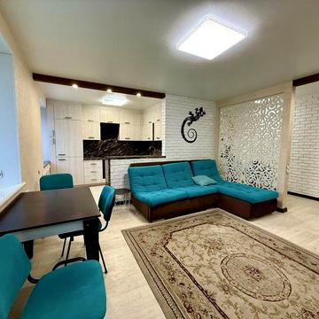 Четырехкомнатная квартира с ремонтом на Пл.Победы.