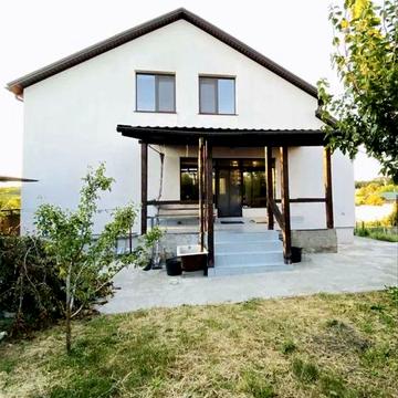 Двоповерховий будинок з підвалом, великою терасою та балконом.