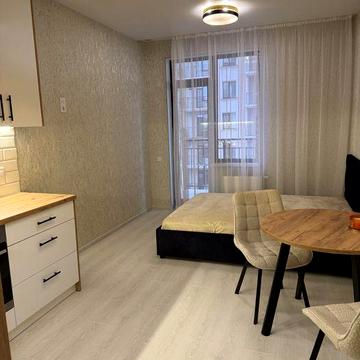 ЖК Акрополь студія з балконом після ремонту. ЖК Акрлполь