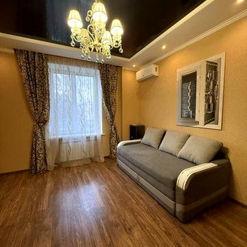 Продам 2-х кімнатну сталінку центр