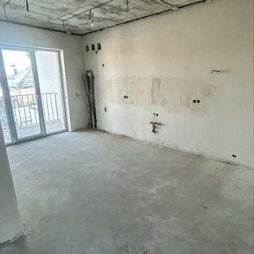 Продаж 2 кім квартири з частковим ремонтом вул. Варшавська