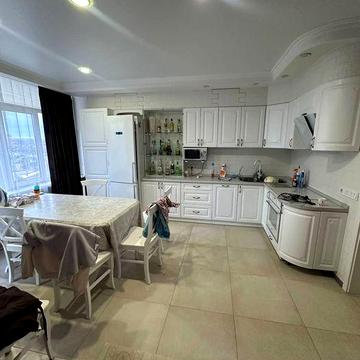 Срочно сдам 2 ком.квартиру+кухня-студия в ЖК"Люксембург",ул.Средняя 24