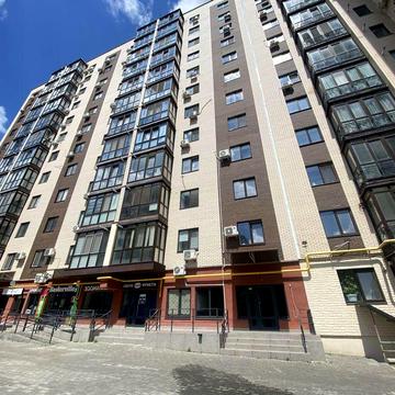 Вишенька ЖК «Тріумф», в дворі зарядка для ектромобіля.