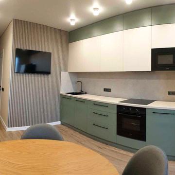 Новобудова з сучасним ремонтом у центрі міста зі світлом.