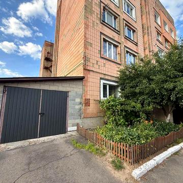 Продам затишну 3 кімнатну квартиру. Бонус - власний гараж !!!