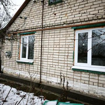 Затишний будинок з гаражем та городом