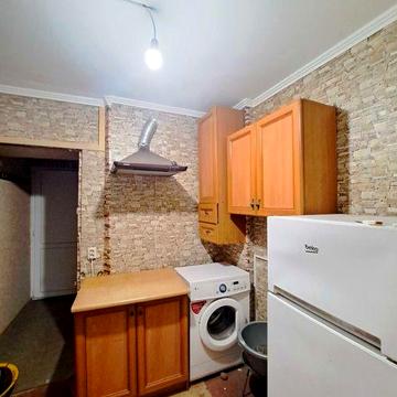 Продається квартира гостинного типу біля "Епіцентра"