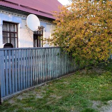 будинок у місті з великою ділянкою