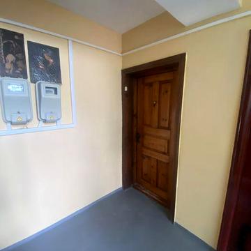 Продам двокімнатну квартиру у центрі селища. Гараж входить у вартість!