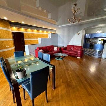 4-к. квартира в центрі Києва  вул. Назарівська  7Б метро Університет