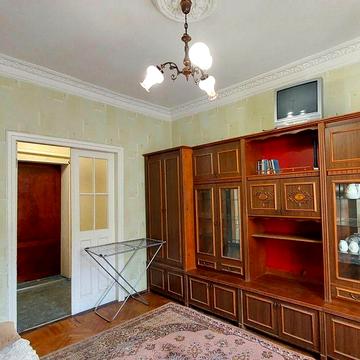 2 кімнатна Сталінка. Центр міста. Кімнати роздільні.Не кутова.2 поверх