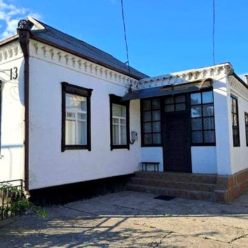 Продам добротный, ухоженный, 5-комнатный дом. Удобства в доме. Гараж.