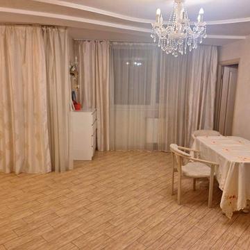 Здається 3-ох кімнатна квартира в центрі з паркінгом!