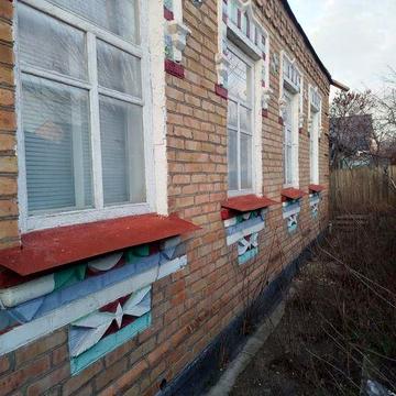 Продаж будинка на червоній лінії.