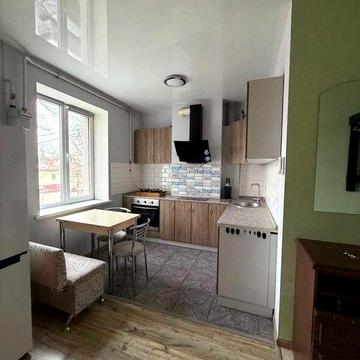 Продам однокімнатну квартиру на вул. Середній