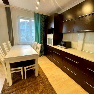 Простора 2-кімнатна квартира + кухня-студія в оренду, вул. Миколайчука