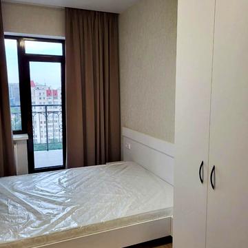 Полуничний, 24