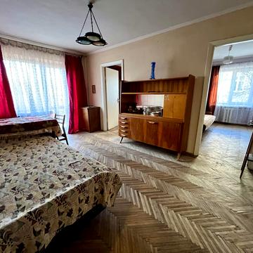 Академіка Євгена Лазаренка вул., 1