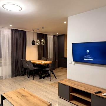 Здається 3х кім квартира.Проспект