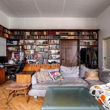 Поділ | Простора квартира 58 м² з високими стелями з ремонтом