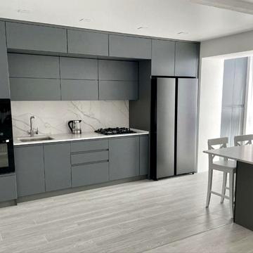 Продаж 3 кімнатної квартири з свіжим євроремонтом, меблями в Центрі