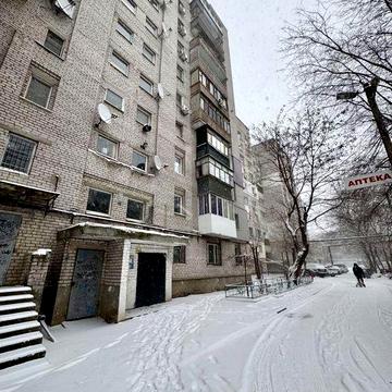 Продам 2 комнатную квартиру на Тополе 3. Кирпичный дом.Сертификат.