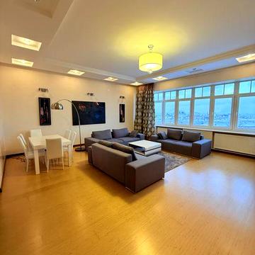 Аренда 4 комнатной кввртиры с видом на Софиевскую площадь, Крещатик