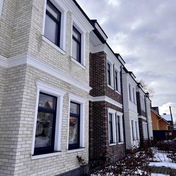 Таунхаус з закритою територією