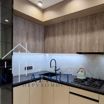 Молодіжна вул., 10