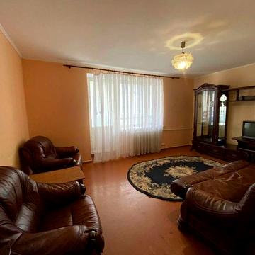 Продається простора квартира по вул Довженко