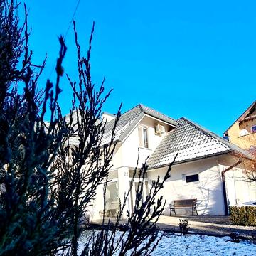 Будинок з басейном і гаражем на 2 авто