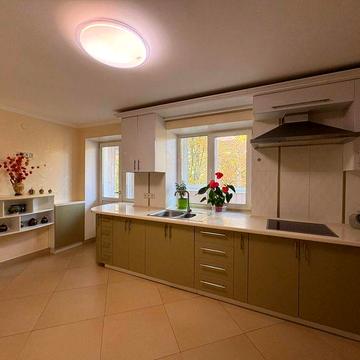 Велика 2кімнатна квартира з автономним опаленням поруч парку €$