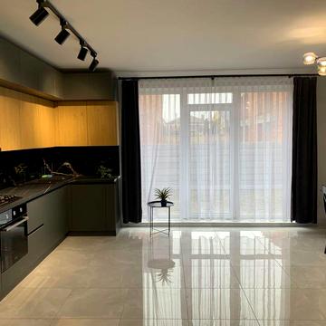 Оренда таунхауса з новим білим ремонтом, меблями і сонячними батареями