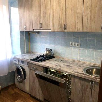 Аренда 1-кім.кв 32м, 4/5 Київ вул.Троїцько-Кирилівська 14-Б.--вільна