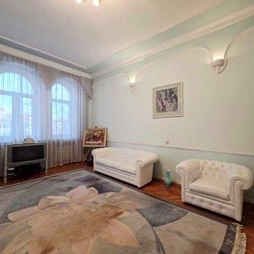 Продам простору 4 кімнатну квартиру в історичному центрі Одеси