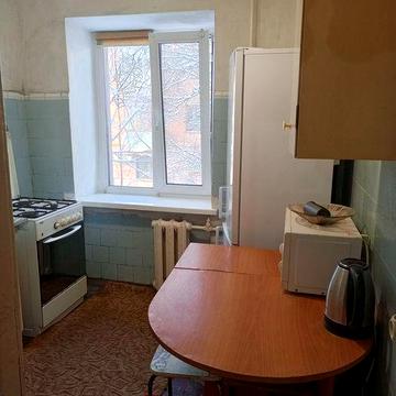 Центр. Оренда , березовий сквер 2х кв.,середній пов, гарний стан.