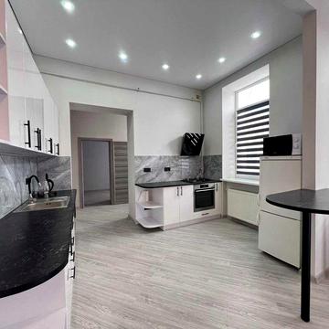 Сучасна 2кімнатна в історичному центрі Коломиї